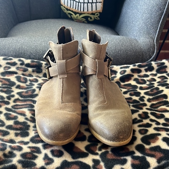 Steve Madden size 8 all leather distressed buckle bootie with zipper in back. - Picture 2 of 7